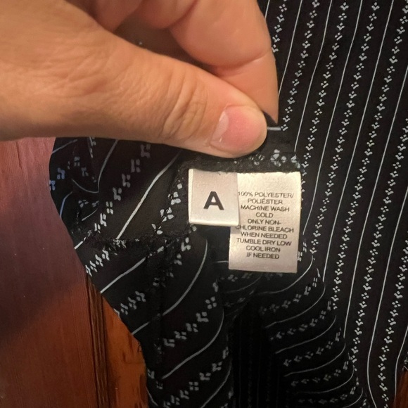 Women's Loft Black with Blue Detail Sleeveless Top Petite Size Small - Picture 5 of 5